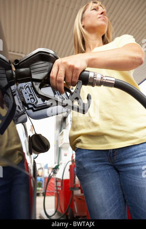 Weiblichen Autofahrer Auto mit Diesel an der Tankstelle Befüllen Stockfoto