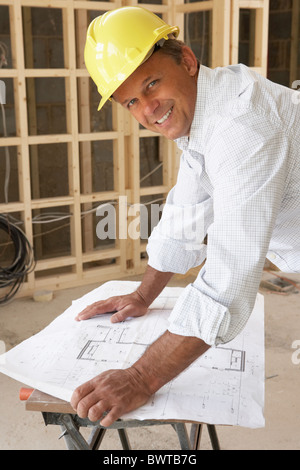 Architekt, Studium der Pläne im neuen Zuhause Stockfoto