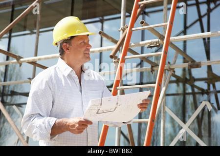 Architekt, Studium der Pläne außerhalb neues Zuhause Stockfoto