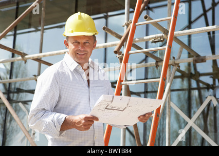 Architekt, Studium der Pläne außerhalb neues Zuhause Stockfoto