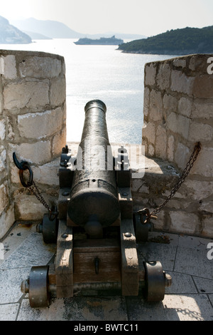 Defensive Position auf den Mauern von Dubrovnik. Kreuzfahrtschiff vor Anker im Hintergrund. Stockfoto