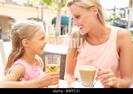 Mutter Tochter Tasse Kaffee Saft Café genießen Stockfoto