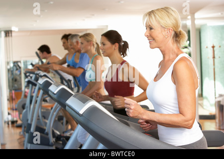 Ältere Frau auf Laufband im Fitnessstudio Stockfoto