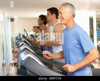 Senior woman auf Laufband im Fitnessstudio Stockfoto