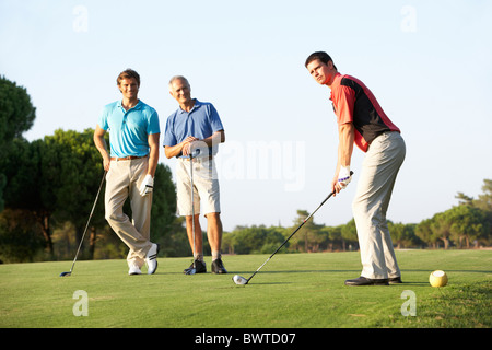 Gruppe, männliche Golfer Abschlag, f auf Golfplatz Stockfoto