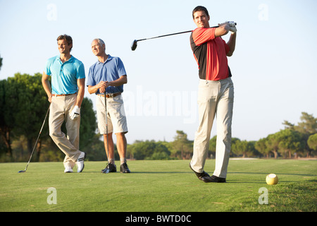 Gruppe, männliche Golfer Abschlag, f auf Golfplatz Stockfoto