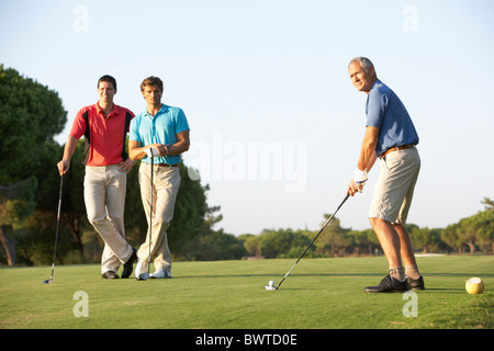 Gruppe, männliche Golfer Abschlag, f auf Golfplatz Stockfoto