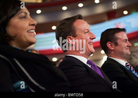 Premierminister David Cameron lacht während reden am ersten Tag der konservativen Parteikonferenz im ICC, Stockfoto