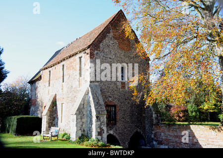 Greyfriars Kapelle, Teil des alten Franziskaner-Klosters, rittlings auf dem Fluss Stour in Canterbury gebaut. Stockfoto