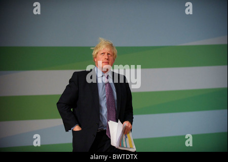 Londoner Bürgermeister Boris Johnson betritt die Bühne Adresse Delegierten am zweiten Tag der konservativen Parteikonferenz auf der Stockfoto