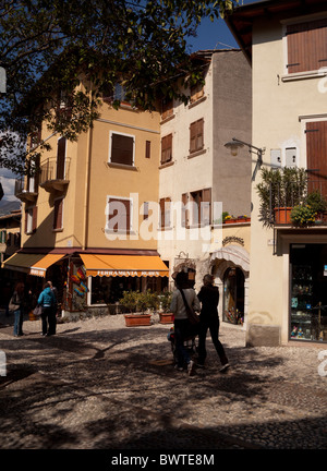 Gepflasterte Straße in kleinen See Stadt Malcesine am Gardasee Italien Stockfoto