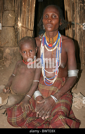 Arbore Mutter und Kind In ihrer Heimat, Omo-Tal, Äthiopien Stockfoto