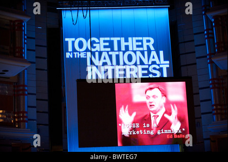 Eine Multimedia-Display ist hoch oben auf einer Großleinwand spöttisch Labour MP Ed Kugeln während einer Präsentation von übertragen die Stockfoto