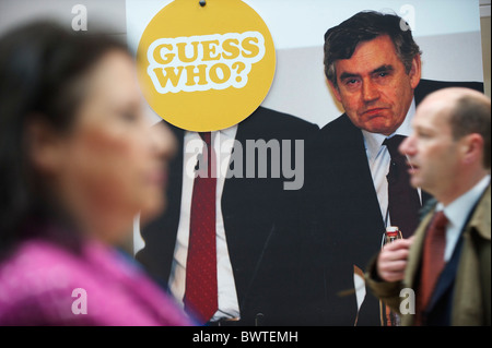 Ein Poster, verprügelnd der Labour-Partei, ist ehemaliger Premierminister Gordon Brown und neu gewählte Regierungschef Ed Miliband (überdacht) Stockfoto