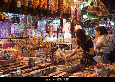 Einkaufen in der Nacht im Myungdong Bezirk in Seoul in Südkorea. JMH3957 Stockfoto