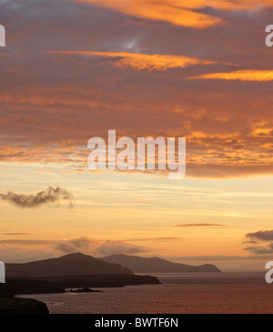 Blick entlang der Südküste der Halbinsel Dingle bei Sonnenaufgang, County Kerry, Munster, Irland. Stockfoto