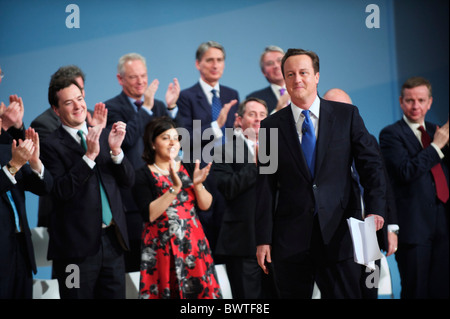 Premierminister David Cameron nimmt liefert die Bühne, um seinen Führer Rede auf die vierte und letzte Tag der konservativen Stockfoto