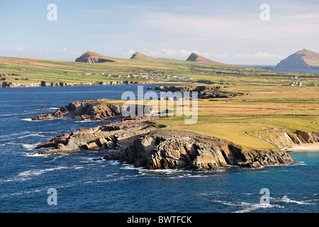 View from Clogher Head zu den Three Sisters über Smerwick, Halbinsel Dingle, County Kerry, Munster, Irland. Stockfoto