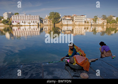 Indischen Bundesstaat Rajasthan Udaipur Stadt Pichola-Seewasser Asien reisen Januar 2008 Ufer am See Frauen woma Stockfoto