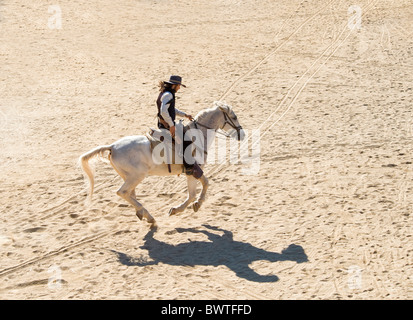 Cowboy Sheriff reitet sein Pferd an einem Film set an Mini Hollywood, Almeria, Andalusien, Spanien Stockfoto