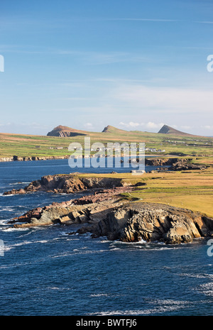 View from Clogher Head zu den Three Sisters über Smerwick, Halbinsel Dingle, County Kerry, Munster, Irland. Stockfoto