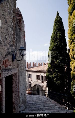 Zeigen Sie innerhalb der Mauern des Castello Scaligero in Stadt Malcesine am Gardasee Italien an Stockfoto