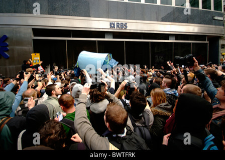 G20-Banker Rettungsaktion Protest in Stadt von London, England als RBS Bank wird während des Gipfels der Staats-und Regierungschefs der Welt angegriffen. Stockfoto