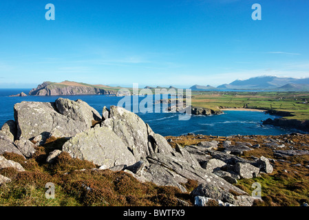 Blick von Clogher Richtung Sybil Point und die drei Schwestern über Smerwick, Halbinsel Dingle, County Kerry, Irland Stockfoto