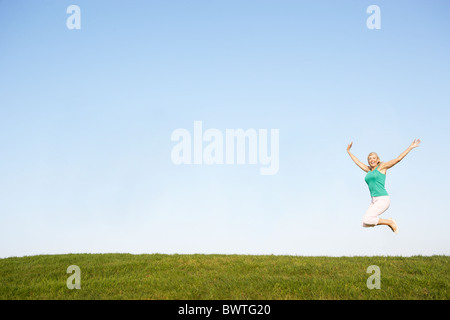 Zwei junge Paare, die zusammen im Park laufen Stockfoto