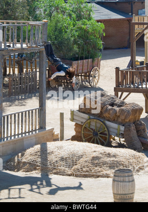 Hilfssheriff herunterfallen Balkon an einem Film set an Mini Hollywood, Almeria, Andalusien, Spanien Stockfoto