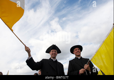 Priester aus der Pfarrei St. George in Warminster waren unter den 80.000 Pilgern in Hyde Park, London auf 18. September 2010 Stockfoto