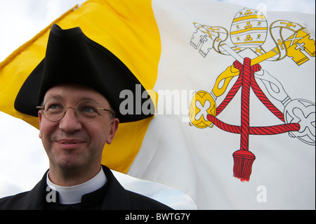 Priester aus der Pfarrei St. George in Warminster waren unter den 80.000 Pilgern in Hyde Park, London auf 18. September 2010 Stockfoto