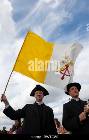 Priester aus der Pfarrei St. George in Warminster waren unter den 80.000 Pilgern in Hyde Park, London auf 18. September 2010 Stockfoto