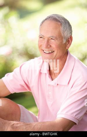 Mittelalter Frau posiert im park Stockfoto