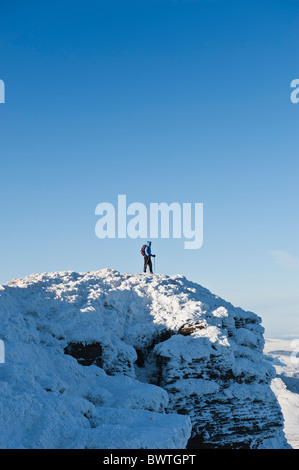 Weibliche Wanderer stehend auf Gipfel des Mais Du im Winter, Brecon Beacons National Park, Wales Stockfoto