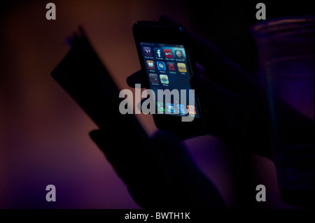 Ein Mitglied des Publikums beleuchtet das Musikprogramm mit mit einem Iphone auf dem 10. jährlichen Sommer Eisbecher-Festival in Leicester Stockfoto