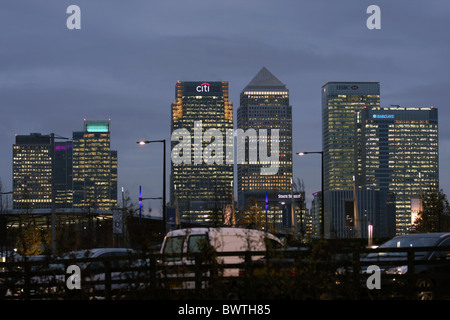 Eine Ansicht von Canary Wharf in der Abenddämmerung in der Nähe der O2 Arena-Parkplätzen aus gesehen Stockfoto