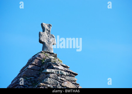 Steinkreuz auf der Giebelseite des Kilmalkedar Kirche, Halbinsel Dingle, County Kerry, Munster, Irland. Stockfoto