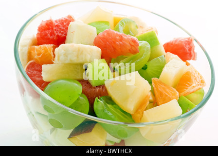 Salat von frischen Früchten mischen als Closeup in einer Schüssel auf weißem Hintergrund Stockfoto