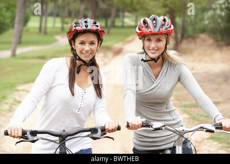 Ein senior Mann Reiten auf dem Fahrrad im park Stockfoto