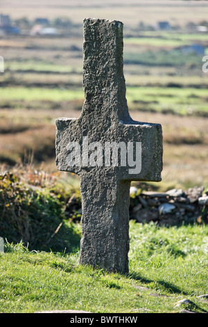 Keltisches Steinkreuz an Kilmalkedar Kirche, Halbinsel Dingle, County Kerry, Munster, Irland. Stockfoto