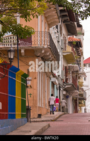PANAMA-Stadt, PANAMA - Straße und Gebäuden mit Balkonen in Casco Viejo, historischen Zentrum der Stadt. Stockfoto
