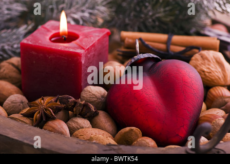 Weihnachts-Dekoration mit Kerzenlicht und Herz baudle Stockfoto