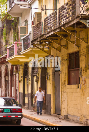 PANAMA-Stadt, PANAMA - Mann auf Gehweg auf Calle Santos Jorge in Casco Viejo, historischen Zentrum der Stadt. Stockfoto