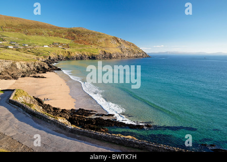 Coumeenoole Bucht und Strand, Halbinsel Dingle, County Kerry, Munster, Irland. Slea Head ist im Hintergrund. Stockfoto