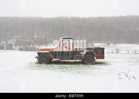 Alte verrosteter LKW geparkt im Schnee Stockfoto