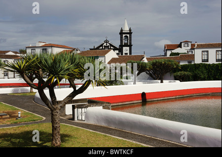 Igreja Matriz und Pool in Santa Cruz, Insel Graciosa Stockfoto