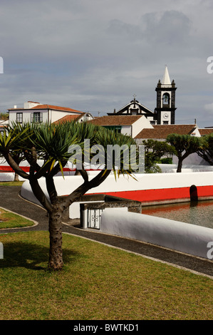 Igreja Matriz und Pool in Santa Cruz, Insel Graciosa Stockfoto