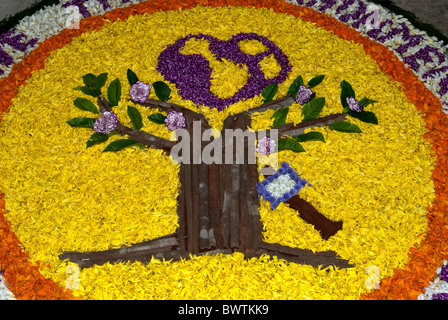 Blumendekoration für Onam Festival, Kerala. Indien. Stockfoto