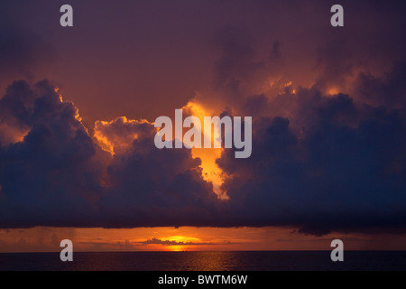 Dramatischen Sonnenuntergang mit Gewitterwolken über Meer Stockfoto